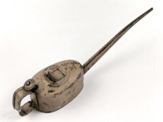 Ölkanne für Fahrzeug der Wehrmacht. Sandfarbener Originallack, Gesamtlänge etwa 30cm. Ungereinigt