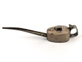 Ölkanne für Fahrzeug der Wehrmacht. Sandfarbener Originallack, Gesamtlänge etwa 30cm. Ungereinigt