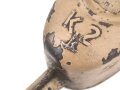 Ölkanne für Fahrzeug der Wehrmacht. Sandfarbener Originallack, Gesamtlänge etwa 30cm. Ungereinigt