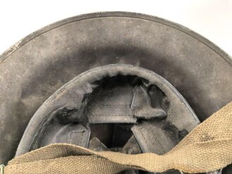 Großbritannien, Stahlhelm in gutem Gesamtzustand, die Glocke datiert 1940, das Innenfutter von 1949. Ungereinigtes Stück