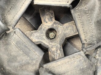 Großbritannien, Stahlhelm in gutem Gesamtzustand, die Glocke datiert 1940, das Innenfutter von 1949. Ungereinigtes Stück