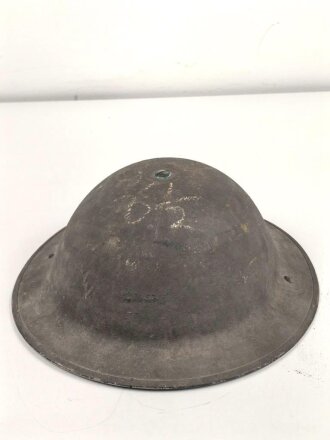 Großbritannien, Stahlhelm in gutem Gesamtzustand, die Glocke datiert 1940, das Innenfutter von 1949. Ungereinigtes Stück