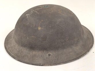 Großbritannien, Stahlhelm in gutem Gesamtzustand, die Glocke datiert 1940, das Innenfutter von 1949. Ungereinigtes Stück