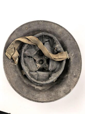 Großbritannien, Stahlhelm in gutem Gesamtzustand, die Glocke datiert 1940, das Innenfutter von 1949. Ungereinigtes Stück