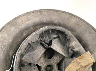 Großbritannien, Stahlhelm in gutem Gesamtzustand, die Glocke datiert 1940, das Innenfutter von 1949. Ungereinigtes Stück