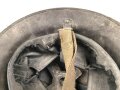 Großbritannien, Stahlhelm in gutem Gesamtzustand, die Glocke datiert 1940, das Innenfutter von 1949. Ungereinigtes Stück