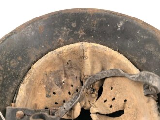 Heer, Stahlhelm Modell 1942. In allen Teilen Original, ungereinigter Scheunenfund, NS62
