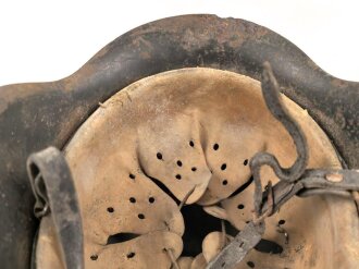 Heer, Stahlhelm Modell 1942. In allen Teilen Original, ungereinigter Scheunenfund, NS62