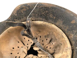 Heer, Stahlhelm Modell 1942. In allen Teilen Original, ungereinigter Scheunenfund, NS62