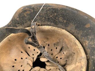 Heer, Stahlhelm Modell 1942. In allen Teilen Original, ungereinigter Scheunenfund, NS62