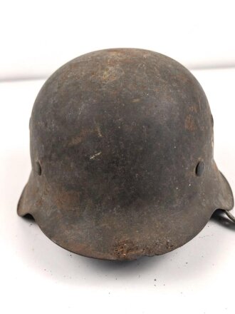 Heer, Stahlhelm Modell 1942. In allen Teilen Original, ungereinigter Scheunenfund, NS62