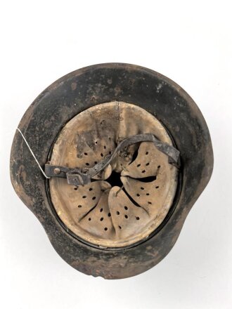 Heer, Stahlhelm Modell 1942. In allen Teilen Original, ungereinigter Scheunenfund, NS62