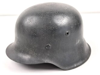 Luftwaffe, Stahlhelm Modell 1942. In allen Teilen Original und zusammengehörig. NS66, ungewöhnlich weit unten am Rand gestempelt.