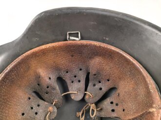 Luftwaffe, Stahlhelm Modell 1942. In allen Teilen Original und zusammengehörig. NS66, ungewöhnlich weit unten am Rand gestempelt.