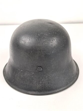 Luftwaffe, Stahlhelm Modell 1942. In allen Teilen Original und zusammengehörig. NS66, ungewöhnlich weit unten am Rand gestempelt.
