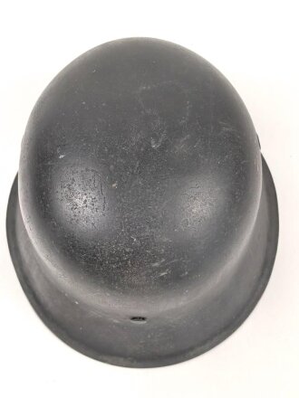 Luftwaffe, Stahlhelm Modell 1942. In allen Teilen Original und zusammengehörig. NS66, ungewöhnlich weit unten am Rand gestempelt.