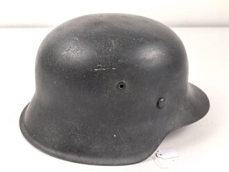 Luftwaffe, Stahlhelm Modell 1942. In allen Teilen Original und zusammengehörig. NS66, ungewöhnlich weit unten am Rand gestempelt.