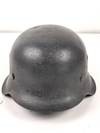 Luftwaffe, Stahlhelm Modell 1942. In allen Teilen Original und zusammengehörig. NS66, ungewöhnlich weit unten am Rand gestempelt.