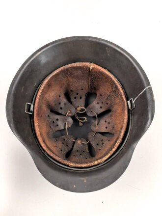 Luftwaffe, Stahlhelm Modell 1942. In allen Teilen Original und zusammengehörig. NS66, ungewöhnlich weit unten am Rand gestempelt.