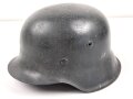 Luftwaffe, Stahlhelm Modell 1942. In allen Teilen Original und zusammengehörig. NS66, ungewöhnlich weit unten am Rand gestempelt.