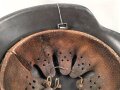 Luftwaffe, Stahlhelm Modell 1942. In allen Teilen Original und zusammengehörig. NS66, ungewöhnlich weit unten am Rand gestempelt.