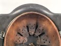 Luftwaffe, Stahlhelm Modell 1942. In allen Teilen Original und zusammengehörig. NS66, ungewöhnlich weit unten am Rand gestempelt.