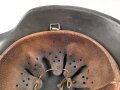Luftwaffe, Stahlhelm Modell 1942. In allen Teilen Original und zusammengehörig. NS66, ungewöhnlich weit unten am Rand gestempelt.