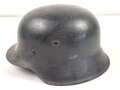 Luftwaffe, Stahlhelm Modell 1942. In allen Teilen Original und zusammengehörig. NS66, ungewöhnlich weit unten am Rand gestempelt.