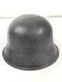 Luftwaffe, Stahlhelm Modell 1942. In allen Teilen Original und zusammengehörig. NS66, ungewöhnlich weit unten am Rand gestempelt.