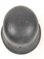 Luftwaffe, Stahlhelm Modell 1942. In allen Teilen Original und zusammengehörig. NS66, ungewöhnlich weit unten am Rand gestempelt.