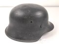 Luftwaffe, Stahlhelm Modell 1942. In allen Teilen Original und zusammengehörig. NS66, ungewöhnlich weit unten am Rand gestempelt.