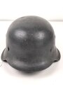 Luftwaffe, Stahlhelm Modell 1942. In allen Teilen Original und zusammengehörig. NS66, ungewöhnlich weit unten am Rand gestempelt.