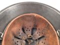 Luftwaffe, Stahlhelm Modell 1942. In allen Teilen Original und zusammengehörig. NS66, ungewöhnlich weit unten am Rand gestempelt.