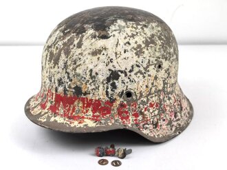 Stahlhelmglocke  Modell 1942 Wehrmacht. Mehrfach überlackiert, Q64. Dazu drei Nieten und zwei Untererlegscheiben