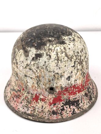Stahlhelmglocke  Modell 1942 Wehrmacht. Mehrfach überlackiert, Q64. Dazu drei Nieten und zwei Untererlegscheiben