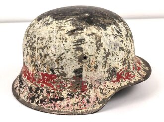Stahlhelmglocke  Modell 1942 Wehrmacht. Mehrfach überlackiert, Q64. Dazu drei Nieten und zwei Untererlegscheiben