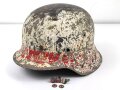 Stahlhelmglocke  Modell 1942 Wehrmacht. Mehrfach überlackiert, Q64. Dazu drei Nieten und zwei Untererlegscheiben