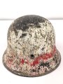 Stahlhelmglocke  Modell 1942 Wehrmacht. Mehrfach überlackiert, Q64. Dazu drei Nieten und zwei Untererlegscheiben