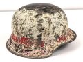 Stahlhelmglocke  Modell 1942 Wehrmacht. Mehrfach überlackiert, Q64. Dazu drei Nieten und zwei Untererlegscheiben