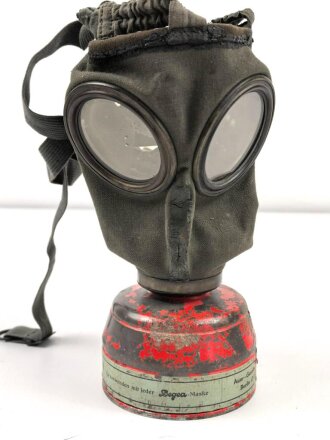 Gasmaske mit Filter , vermutlich Werk- oder Zivilschutz....