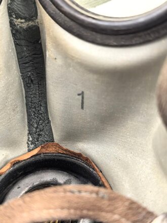 Gasmaske mit Filter , vermutlich Werk- oder Zivilschutz. Ungereinigt