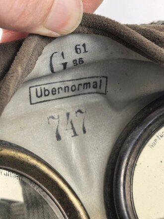 Gasmaske mit Filter , vermutlich Werk- oder Zivilschutz. Ungereinigt