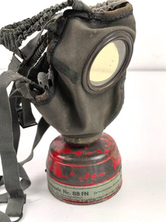 Gasmaske mit Filter , vermutlich Werk- oder Zivilschutz. Ungereinigt