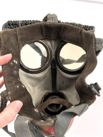 Gasmaske mit Filter , vermutlich Werk- oder Zivilschutz. Ungereinigt