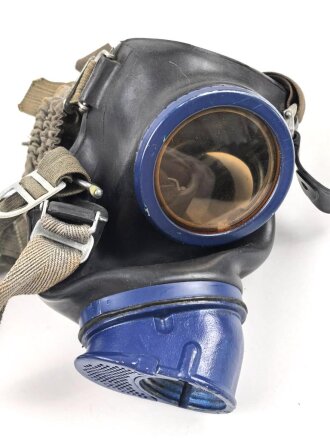 Gasmaske Wehrmacht, Variante aus schwarzem Gummi mit...