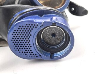 Gasmaske Wehrmacht, Variante aus schwarzem Gummi mit blauen Metallteilen. Datiert 1944, Gummi verfomt aber weich