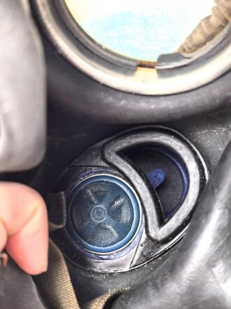Gasmaske Wehrmacht, Variante aus schwarzem Gummi mit blauen Metallteilen. Datiert 1944, Gummi verfomt aber weich