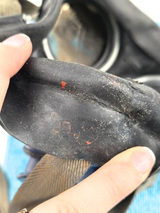 Gasmaske Wehrmacht, Variante aus schwarzem Gummi mit blauen Metallteilen. Datiert 1944, Gummi verfomt aber weich