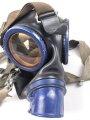 Gasmaske Wehrmacht, Variante aus schwarzem Gummi mit blauen Metallteilen. Datiert 1944, Gummi verfomt aber weich