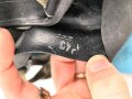 Gasmaske Wehrmacht, Variante aus schwarzem Gummi mit blauen Metallteilen. Datiert 1944, Gummi verfomt aber weich